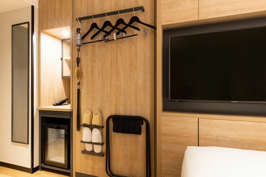 柱に設置されたハンガーバーとスリッパ置き場