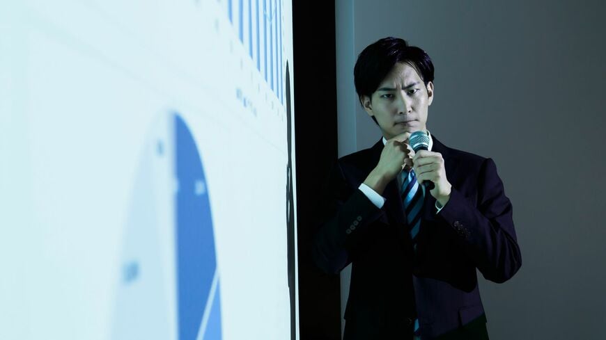 人前で話すことや人とのコミュニケーションに苦手意識を持っている人が少なくないなか、実際に声を改善したことでプレゼンが得意になったという事例をご紹介します（写真：kou／PIXTA）