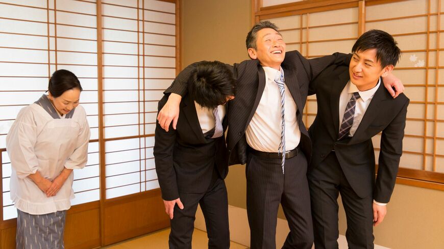 飲み会は「お酒を飲む」会であって、「お酒に飲まれる」会ではない（写真：Ushico / PIXTA）