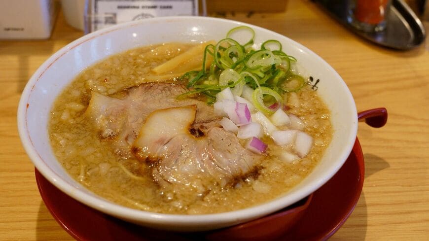 ラーメン業界には欠かせない、豚の“背脂”の価格高騰が止まらないとニュースを賑わせています。いったい何が起こっているのでしょうか（写真：barman／PIXTA）