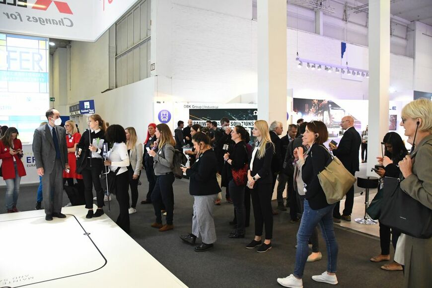 三菱電機のブースに訪れた見学者グループ（記者撮影）