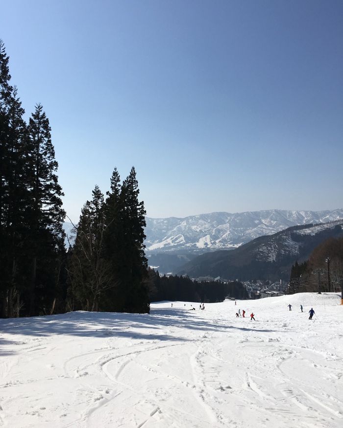 『疾風ロンド』では「野沢温泉村」の広大なゲレンデが舞台となります（筆者撮影）