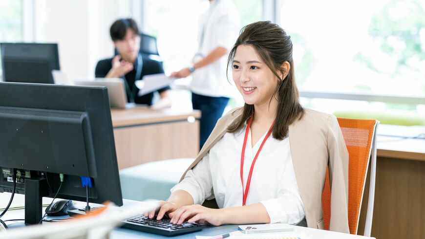 「終わらないアップデート」「止まらない仕事のラリー」「あいまいな指示と手戻り作業」……今日からできるムダ作業の無くし方を紹介します（写真：ふじよ／PIXTA）