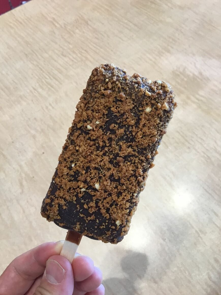 あっさりしたバニラアイスの食感が特徴の「ブラックモンブラン」（筆者撮影）