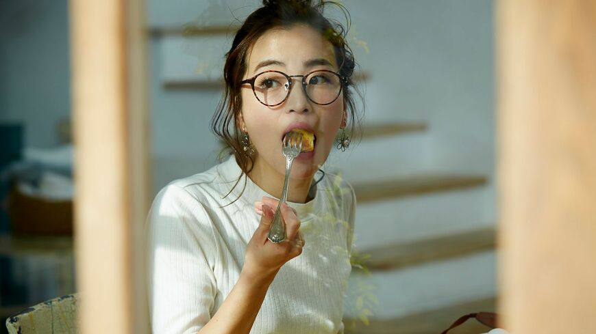 食事をしている女性