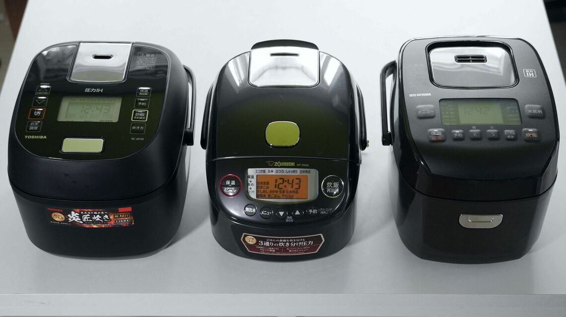 コンパクトでもちもちに炊ける圧力IH炊飯器を紹介します。左から東芝「炎匠炊き」（RC-6PXR）、象印「極め炊き」（NP-RN05）、アイリスオーヤマ「KRC-PD30」。デザインのトレンドはモノトーンでシンプル。家電は流行があるので、デザインは似る傾向に（筆者撮影）