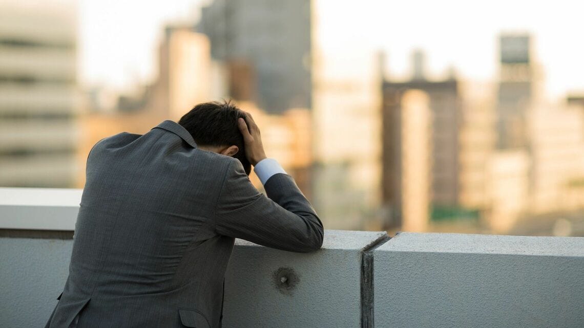 平均年収ではファミレスに行く余裕がないことも（写真はイメージです：Mills／PIXTA）