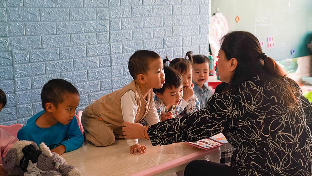 中国社会の少子高齢化による人口減少は、もはや抗えない趨勢だ。写真は中国の民間託児所（撮影：財新記者 張芮雪）