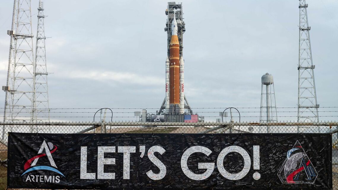 月への打ち上げを待つSLS