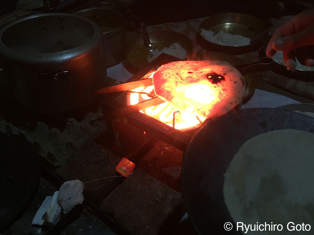 生地が餅のように膨らんでいく（写真：筆者撮影）