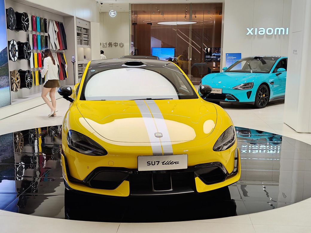シャオミストアに展示された同社のEV（筆者撮影）