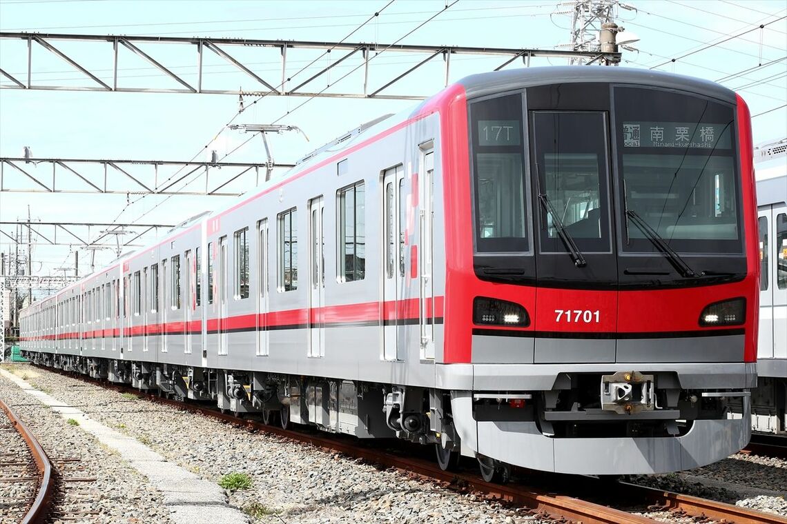 日比谷線に直通する東武鉄道の70000系。東京メトロの13000系と多くの部分で仕様を共通化した（撮影：尾形文繁）