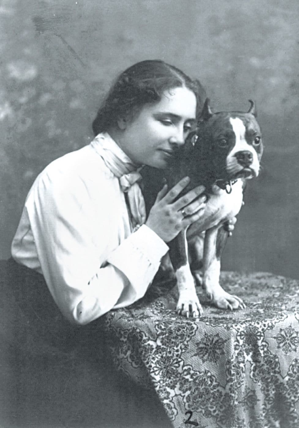 ヘレン・ケラーとフィズ。1902年、ボストンにて(写真:Library of Congress)
