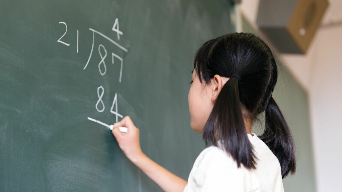女の子は算数が苦手というのは単なる思い込みにすぎません（写真：EKAKI／PIXTA）