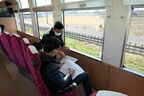 走行中のスカイツリートレインの車内