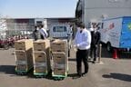 台車に載せて駅構内へ移動する