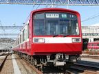 窓の下には尾灯とセットになったヘッドライトが2つある
