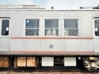 初期の3000系アルミ車両は独立した窓が3枚並ぶ