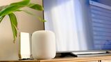 リビングルームに設置したHomePod。電源ケーブル1本で音楽再生から、Apple TVを介したテレビのオーディオ出力までをこなしてくれる。レビューした機材はホワイトでこれとは別にミッドナイトが用意される（筆者撮影）