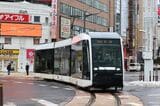 札幌市交通局A1200形「ポラリス」は2013年から3編成を順次導入。その後の増備は単車の1100形に移行している（筆者撮影）