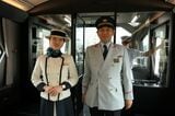 アテンダントの松井さんと、東武鉄道の中川雅典運行管理所長（記者撮影）
