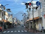 通りからは迫力ある富士山が望めます（筆者撮影）