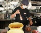 お持ち帰り用のキムチを用意しているところ