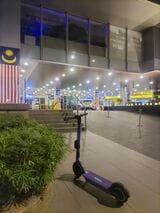 2024年7月、マレーシアの首都クアラルンプールで撮影。同国では電動キックボードは車道ではなく、歩道か自転車道のみを通行するルールがあるようだ（筆者撮影）
