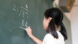 女の子は算数が苦手というのは単なる思い込みにすぎません（写真：EKAKI／PIXTA）