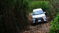 ｢レクサス｣をダートで思い切り走らせてみた 高級SUV､スポーツモデルは悪路に強いのか
