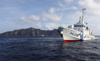 中国軍艦が尖閣周辺の接続水域入り、日本はロシア艦との関連を分析