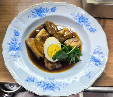 麻雀店なのに市場で仕入れた魚をさばき海鮮丼をつくる…｢料理がおいし