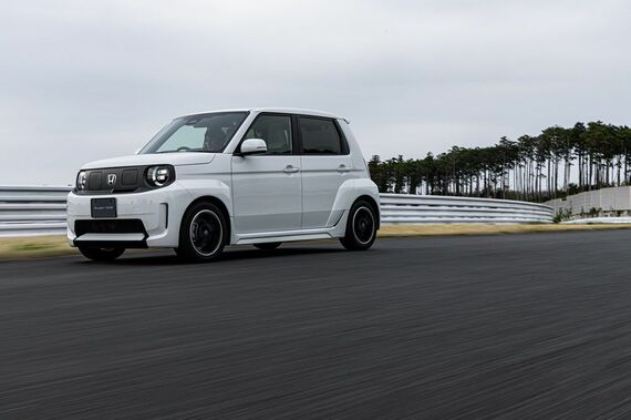 筆者によるSuper-ONEの試乗シーン