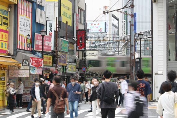 思い出横丁の脇を通り抜ける山手線