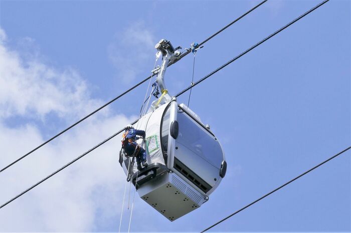 外側からドアを開ける