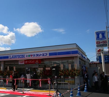 道路沿いの看板（右上）はローソンだけ