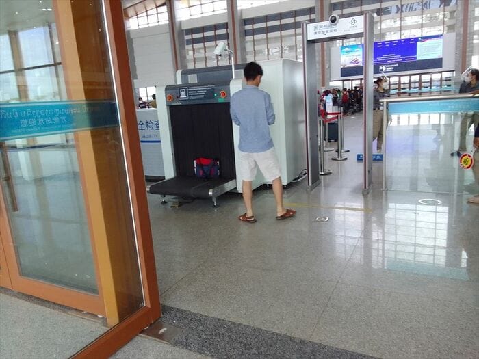 パスポートチェックのあと手荷物検査がある。