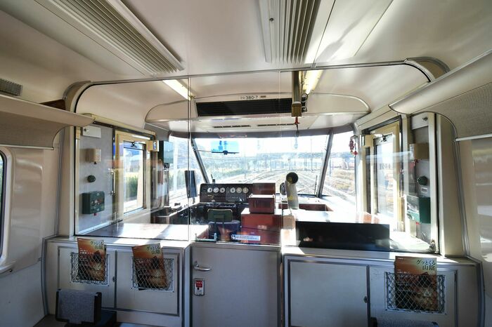 パノラマグリーン車の客室から乗務員室を望む。