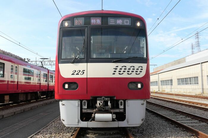 こちらはステンレス車（19次車）の前面