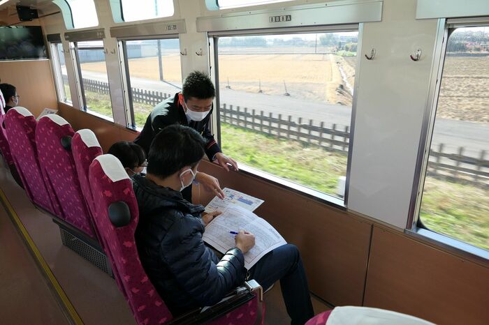 走行中のスカイツリートレインの車内