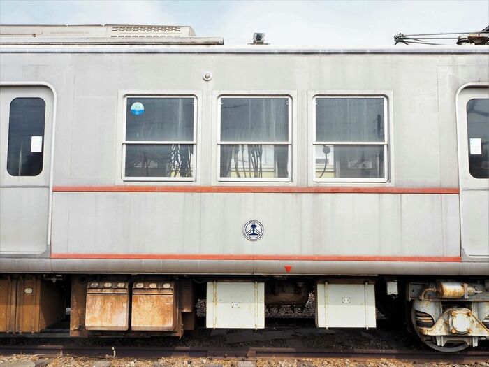 初期の3000系アルミ車両は独立した窓が3枚並ぶ