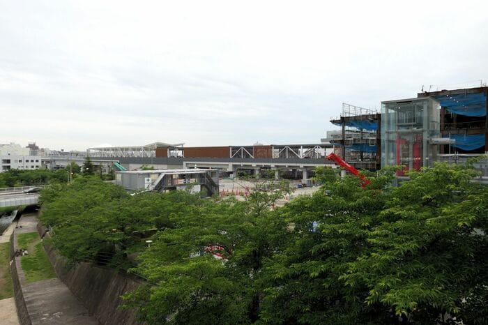 東側から見た箕面萱野駅周辺