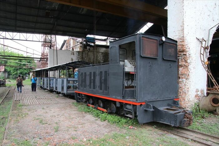 観光列車はかつてのサトウキビの工場搬入口から乗車する