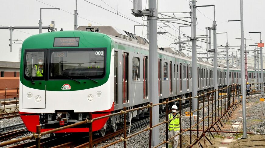 バングラデシュ・ダッカMRT6号線で試運転を開始した車両（写真提供：DMTCL）