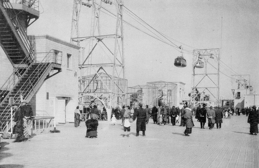 開業当時からあった屋上遊園（東武博物館提供）