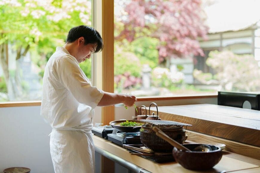 出羽屋シェフズテーブルで料理する佐藤さん
