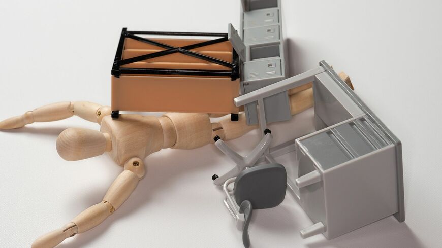 家具転倒に挟まれた人のイメージ