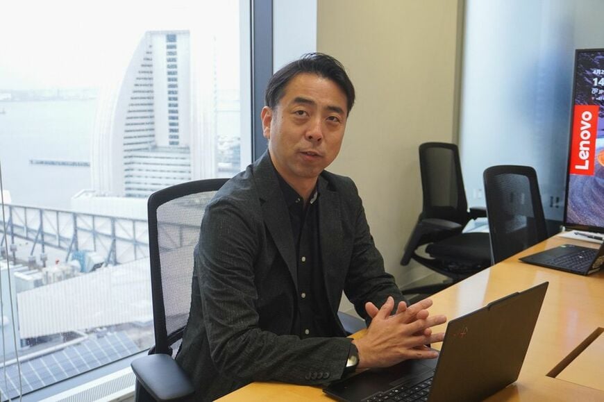 インタビューに応じるレノボ・ジャパンの塚本泰通執行役員副社長。横浜・みなとみらいの大和研究所にて（写真：筆者撮影）