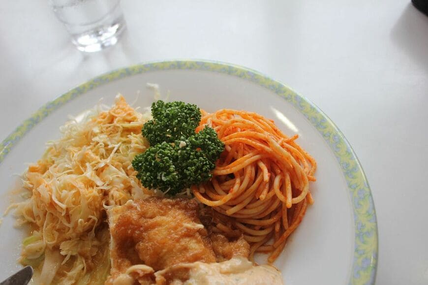 千切りキャベツもナポリタンもたっぷり​​（筆者撮影）​ 