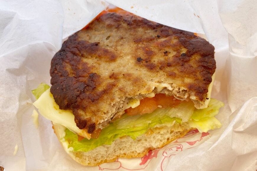 こんがりと焼き目がついたハンバーグパティ（筆者撮影）